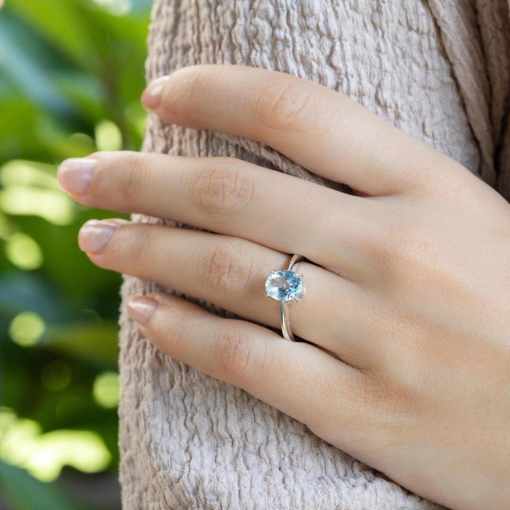 Inel Solitaire oval albastru autentic • Topaz albastru cu fațete de înaltă calitate, argint, inel de aur • Piatră de naștere Săgetător și Capricorn în noiembrie, decembrie