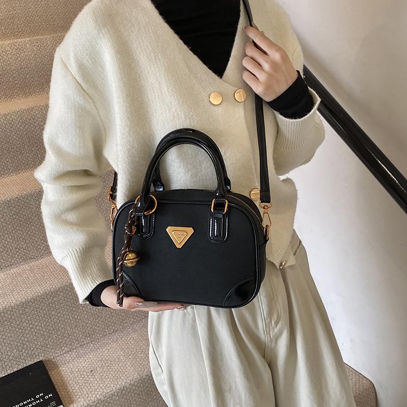 

2025 Классическая сумка-подушка для боулинга Женская сумка Сумка для рук Сумка через плечо Сумка на плечо Высокое качество 1BB115 23*8*16.5 чёрный