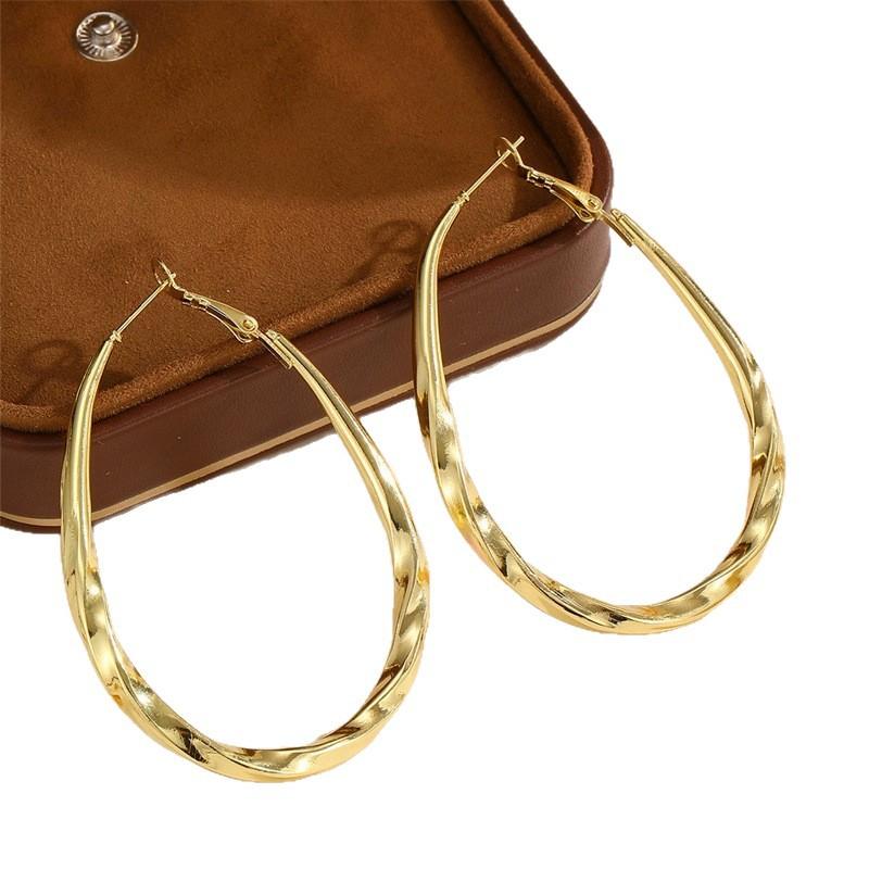 Exaggerated Golden Oval Twisted Large Ear Ring. Fashionable, Simple and Versatile.