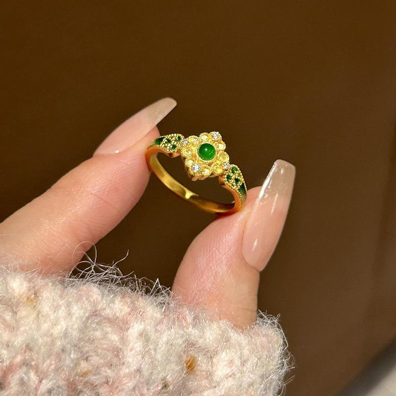 Prsteny s vsazenými smaragdy ve stylu lehkého luxusu a vintage pro ženy, kreativní prsten v palácovém stylu s elegantním designem, svatební šperk