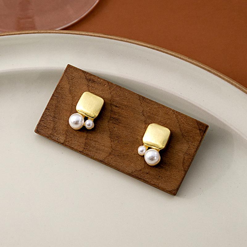 Vintage Geometric Earrings with Simple High-End Round Charm and Wire Drawing Metal, Perfect for Any Occasion