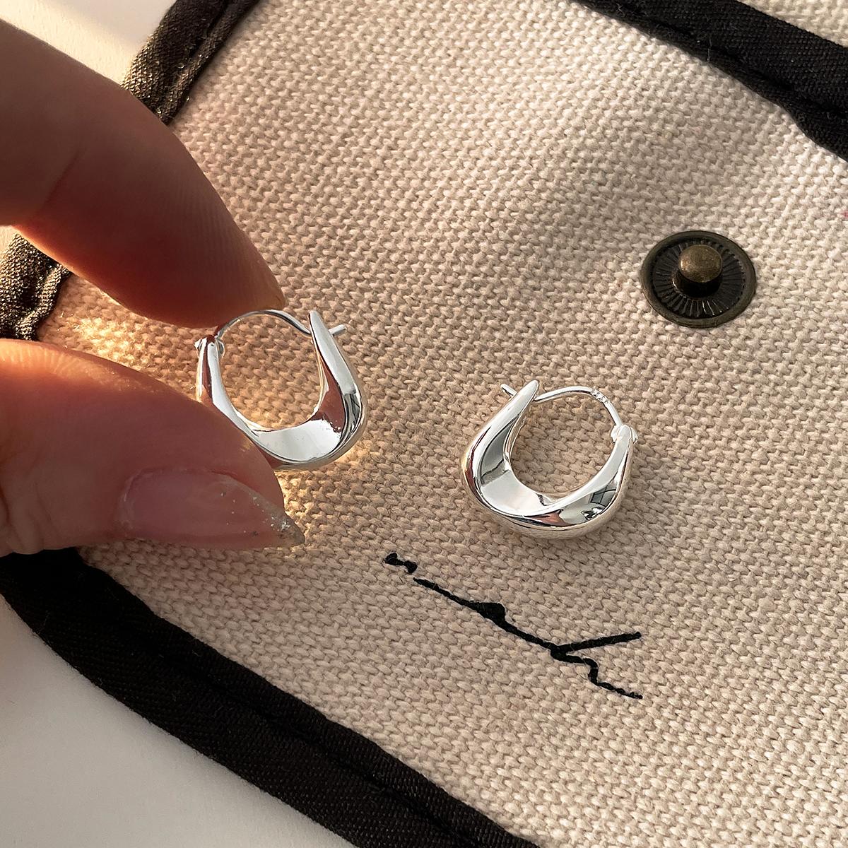 

2026 New Design Simple Irregular U-shaped Plain Ring Ear Buckle Korean Fashion Jewelry For Womens Versatile Earrings Accessories срібний