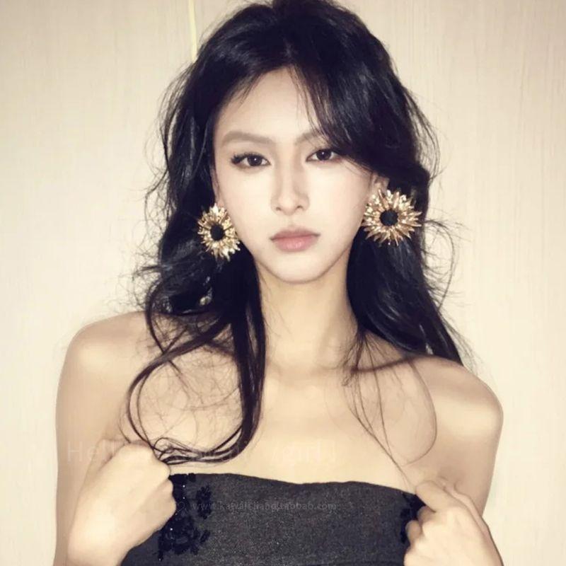 

Guzao Sense Metal SUNFLOWER Hollow Stud Earrings Accessible Luxury Fancy Earrings Retro Aloofness Style Unique High-Profile Earrings Golden sunflower earrings