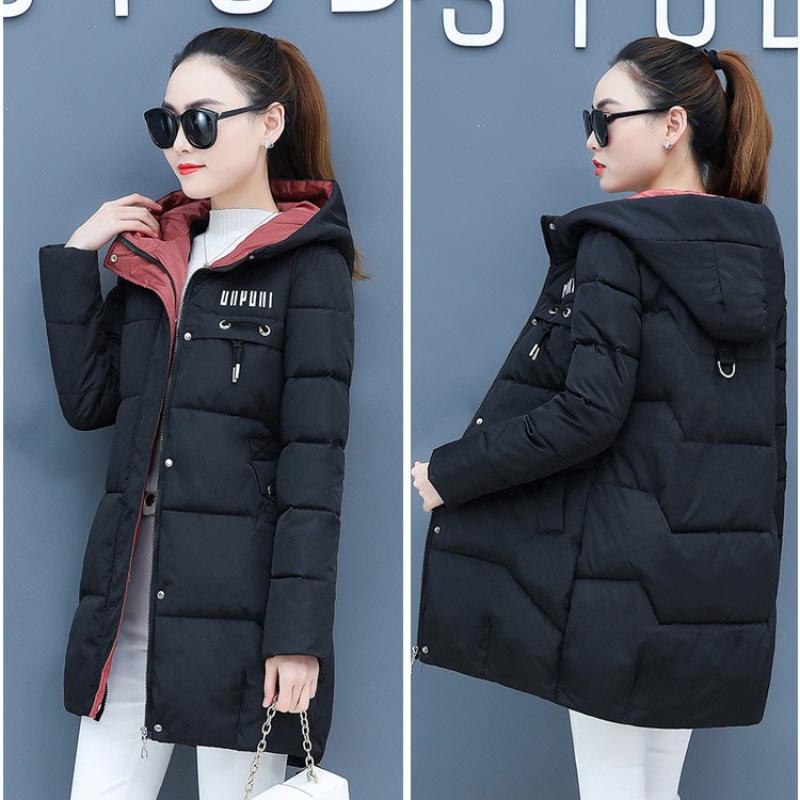 Зимняя женская куртка-пуховик с капюшоном и длинными рукавами — фото 3