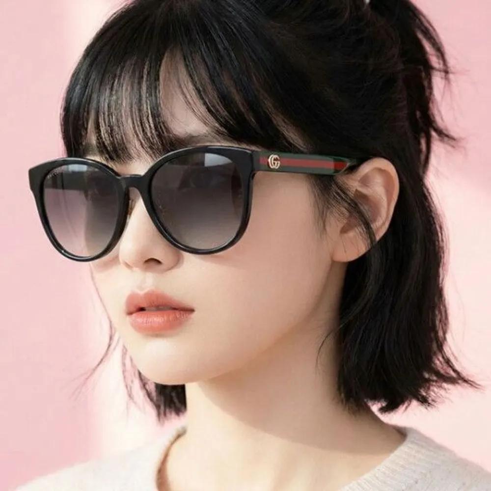 

[Gucci] Sunglasses GG0854SK 001 Men s & Women s Fashion Horn-rimmed Square Tri-stripe