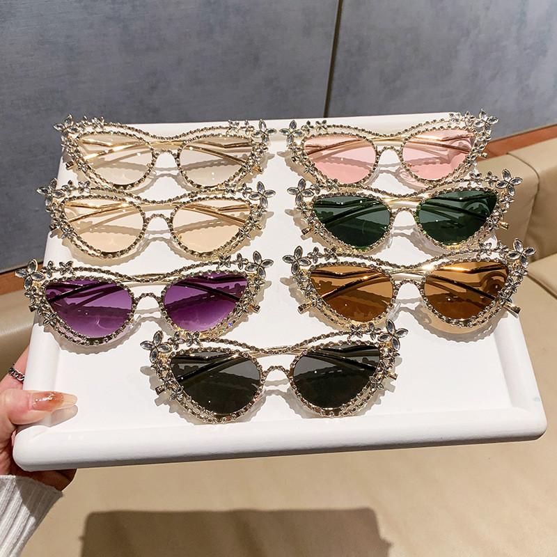 Heavyduty Glamorous Cat Eye Sunglasses With Pc Lenses For Stylish Travel