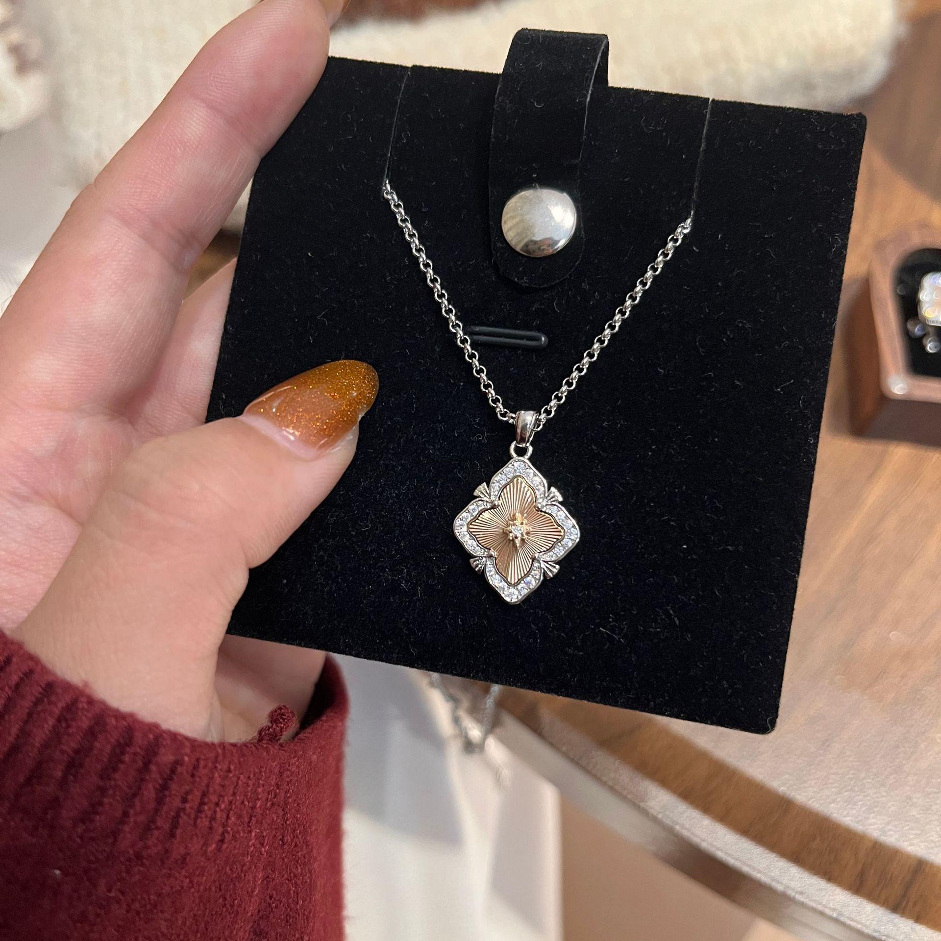 

Buqi Lati Christmas Style Cloth Cloth Set Italian Brushed Four-Leaf Clover Necklace Three-Flower Bracelet Earrings