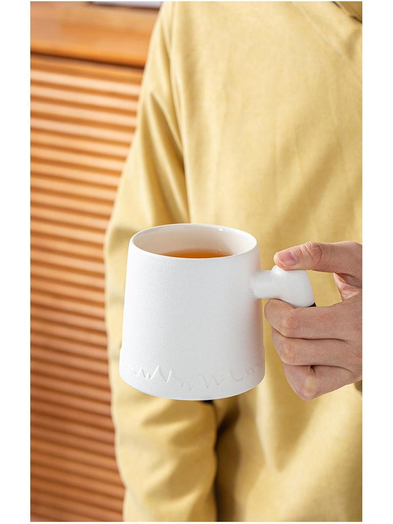 Hand-Painted Ceramic Office Mug: Distant Mountains Design, Teacup with Separate Brewing Chamber, Ideal for Water or Tea - Perfect Business Souvenir.