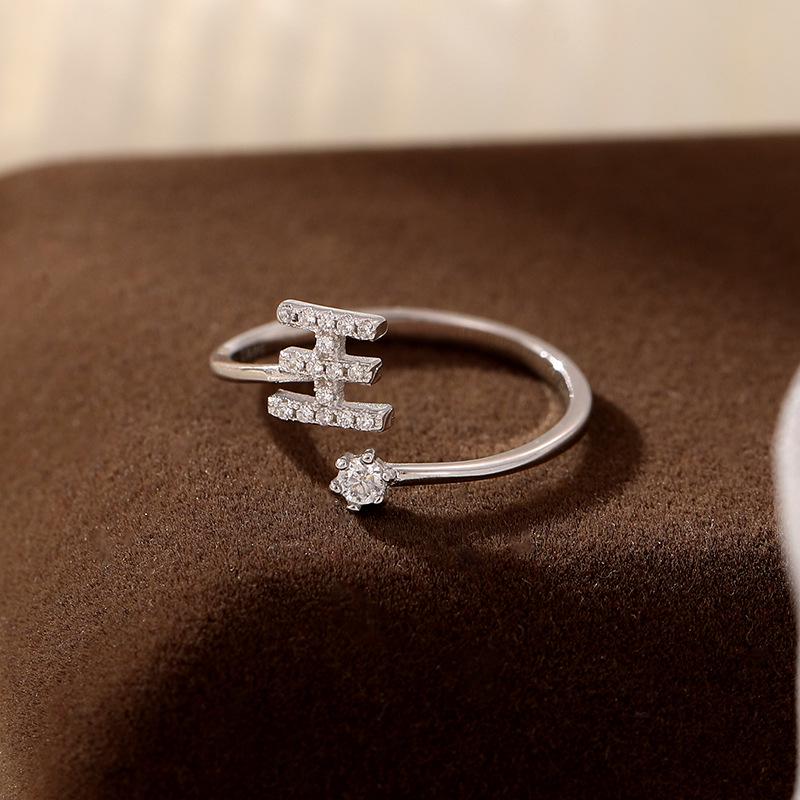 Bague de luxe pour femme Banyan Tree en argent avec nom de famille - Design personnalisé haut de gamme pour l'index