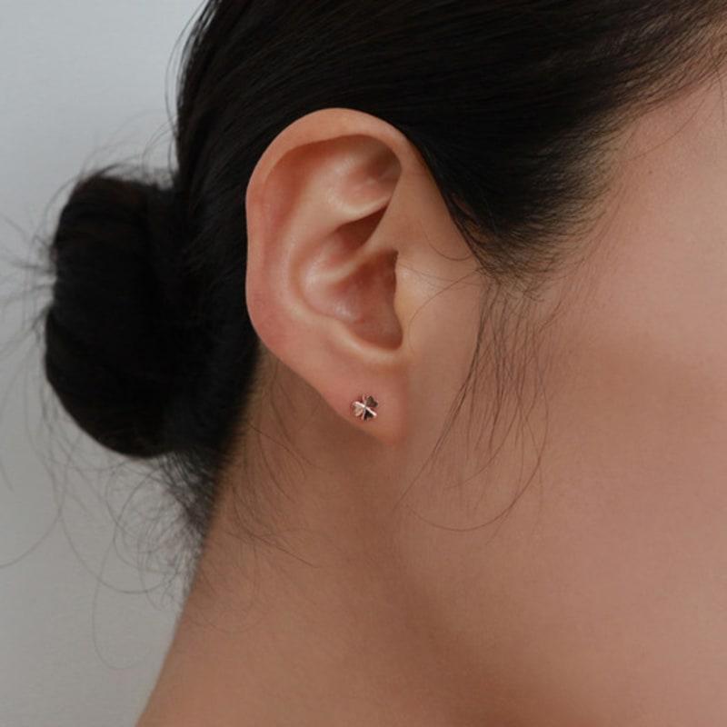 Weniger ist mehr 14K Gold Klee Ohrring & Piercing