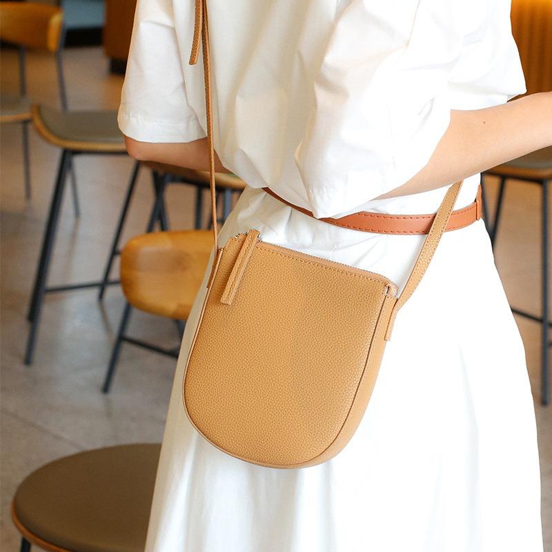 The First Layer of Cowhide Bag, Messenger Bag, Women's New Mobile Phone Bag, Niche Versatile Shell Bag, Fashionable Shoulder Bag.