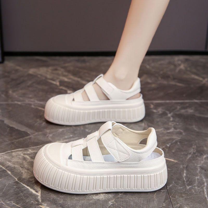 Sandály s dutou taškou na hlavu dámské léto 2025 nové internetové celebrity prodyšné malé bílé boty studentská platforma ležérní sportovní boty