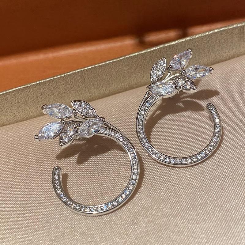 Эстетичные серьги-гвоздики Huitan с цветами для женщин, роскошные свадебные аксессуары для женщин со сверкающим кубическим цирконием Brilliant