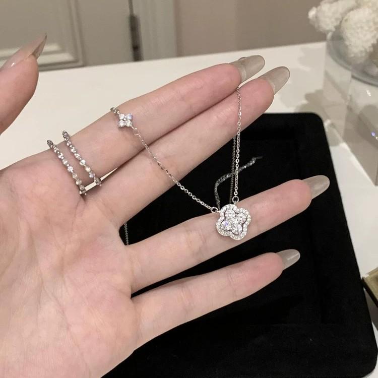 Exquisite Four-Leaf Clover Necklace for Women - Light Luxury and Sparkly Clavicle Chain, Perfect Gift for Girlfriend or Bestie 2026.