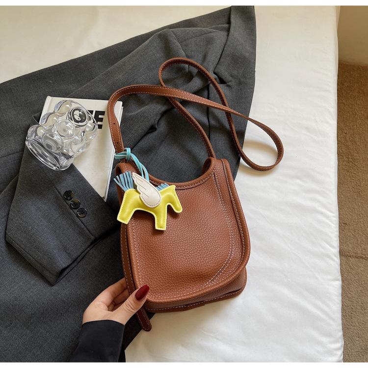 

2025 new bag women s fashion high sense versatile shoulder messenger bag dopamine summer small fresh bucket bag коричневый