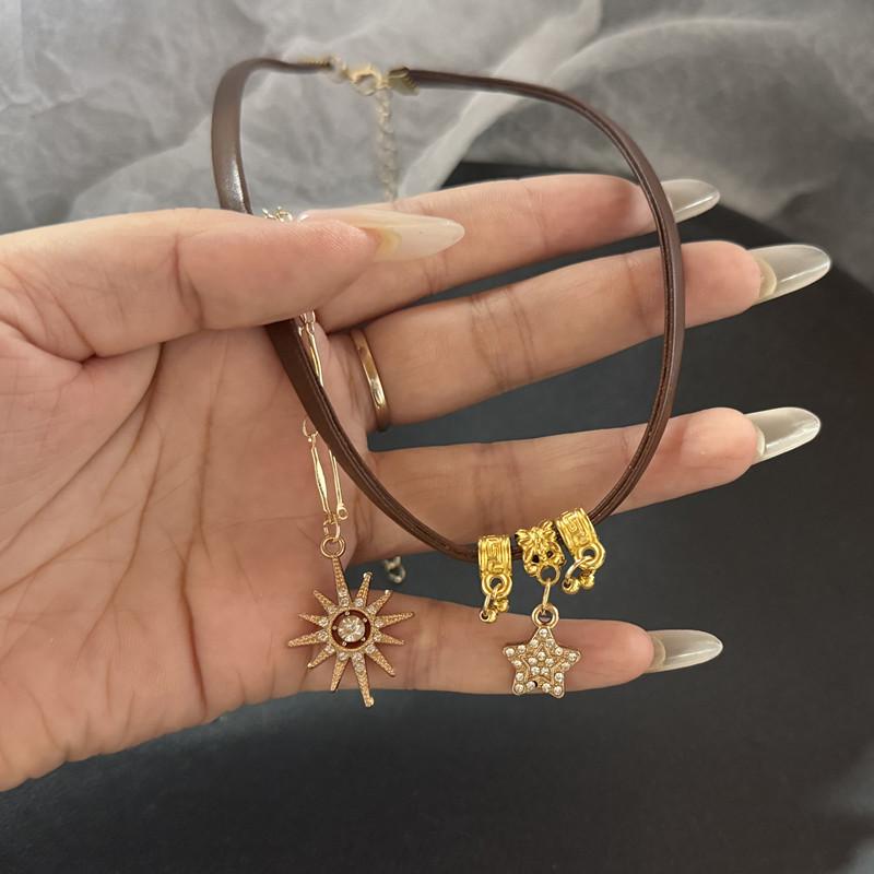 

Vintage Double-Layer Stone Sun Pendant Necklace Jewelry for Women Fashionable Vintage Style with Two Layers of Natural Stones