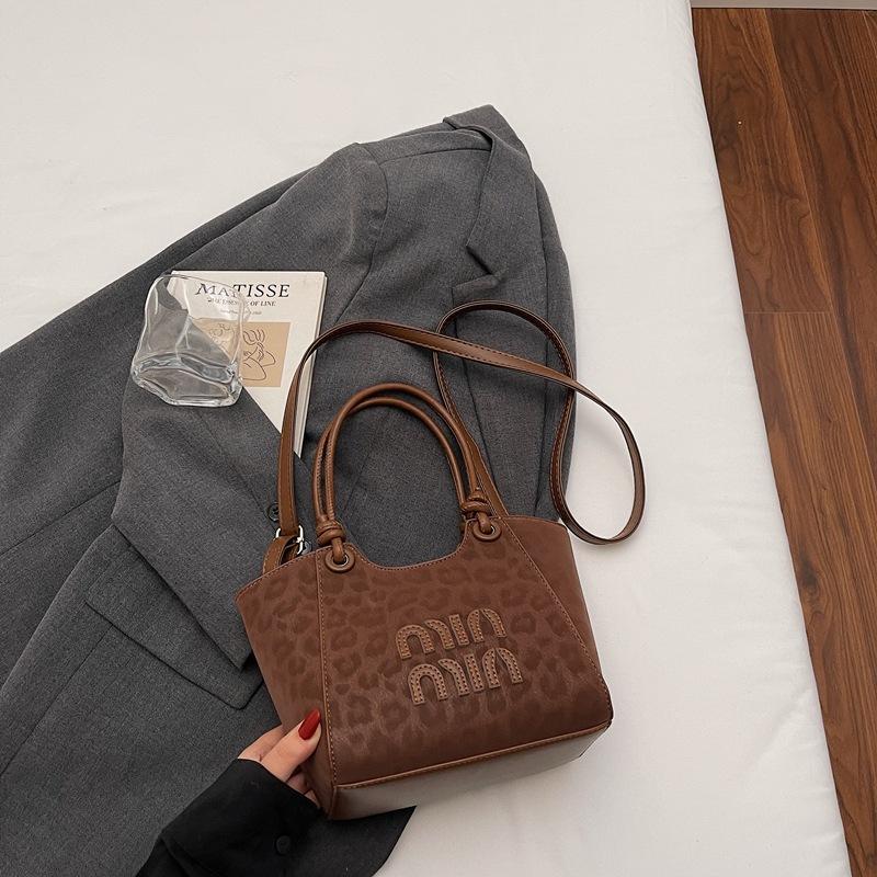 

2025 autumn simple messenger bag women s new fashion straw bag beach shoulder fashionable niche handbag women