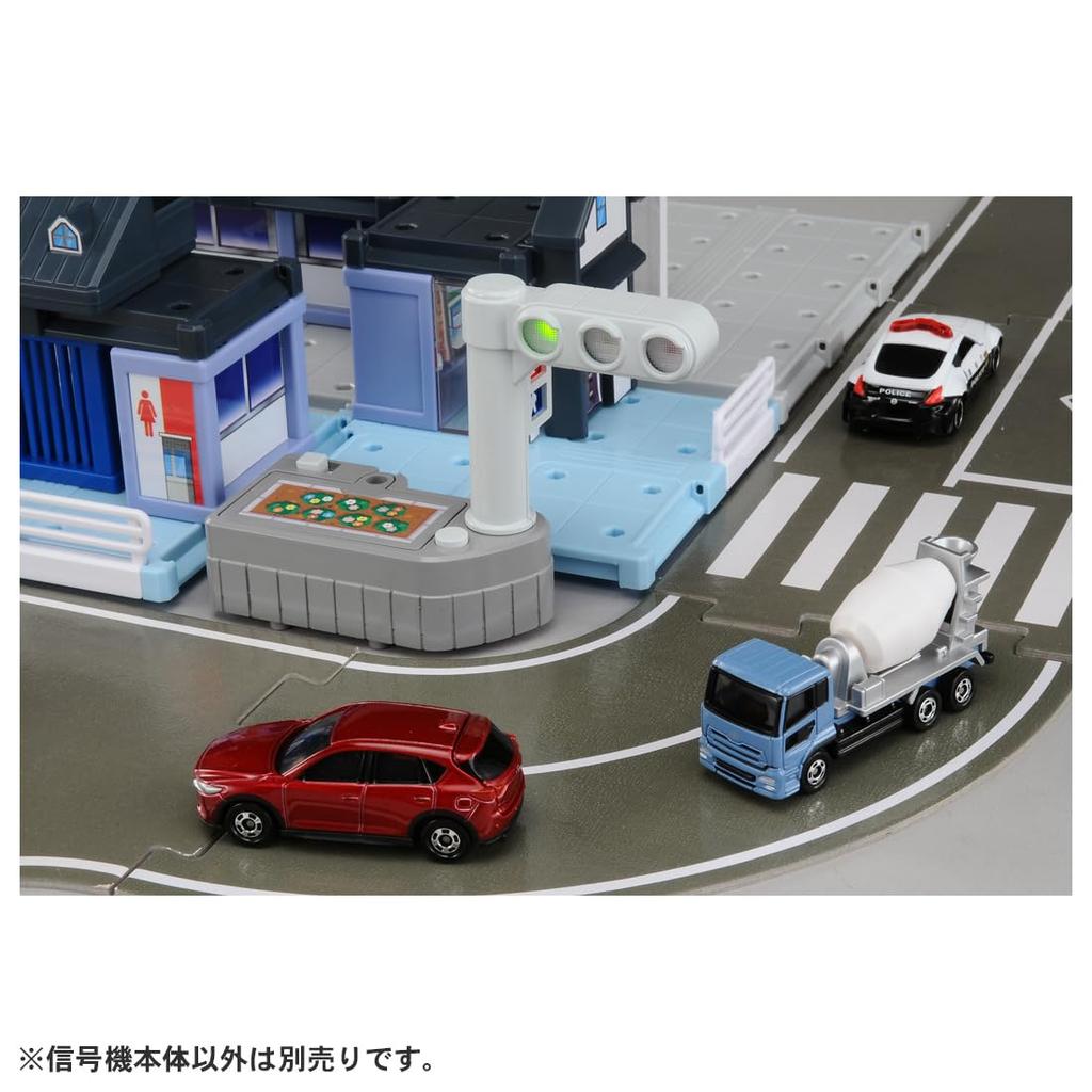 Takara Tomy "Tomica Tomica Town Illuminating Traffic Light" Miniature Car Toy for Boys and Girls, Ages 3 and Up, Meets Toy Safety Standards, ST Mark,