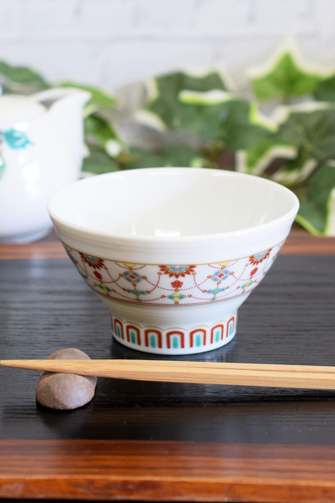 

Waza no Kura Kutani Ware Sendan Rice Bowl with Yoraku Design, Stylish Japanese Tableware, Perfect as a Gift for 80th Birthdays
