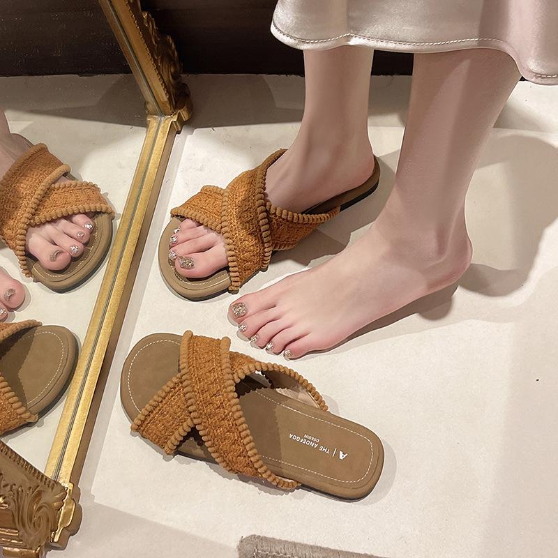 

Flat-soled sandals women s new retro ethnic seaside beach outer slippers 40