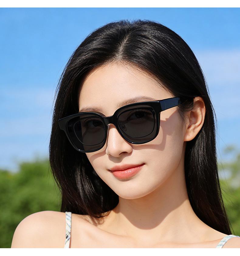 Stylish UV Protection Polarized Clip-On Sunglasses for Women - Large Frame & Color-Changing, Compatible with Myopia Glasses