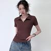 Una nueva camiseta de manga corta con cuello polo para mujer en verano con un diseño único de cintura plisada y ceñida