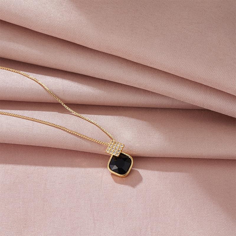 

Год Геометрическое Квадратное Ожерелье Женское Легкая Роскошь Простое Атмосферное Микро Подвеска Аксессуары