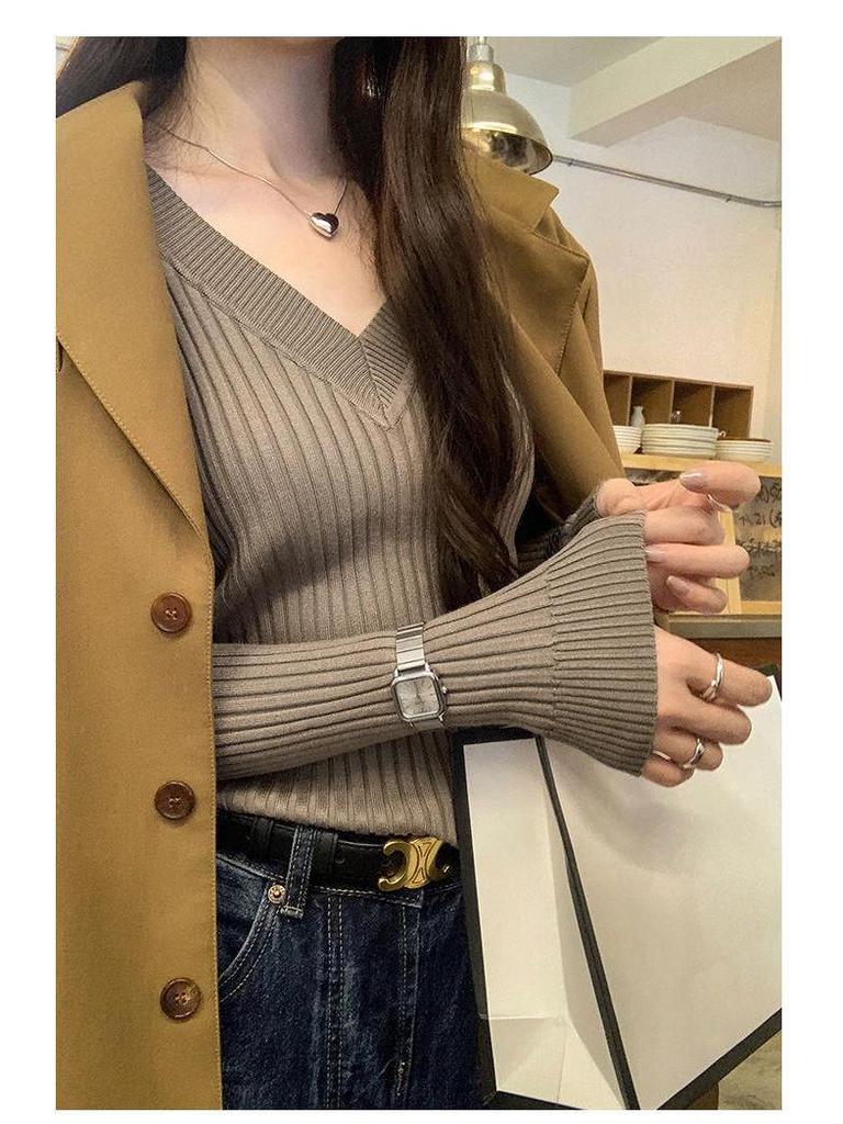 Chic V-neck Slim-Fit Long-Sleeve Knit Sweater for Women - Perfect for Autumn and Winter.