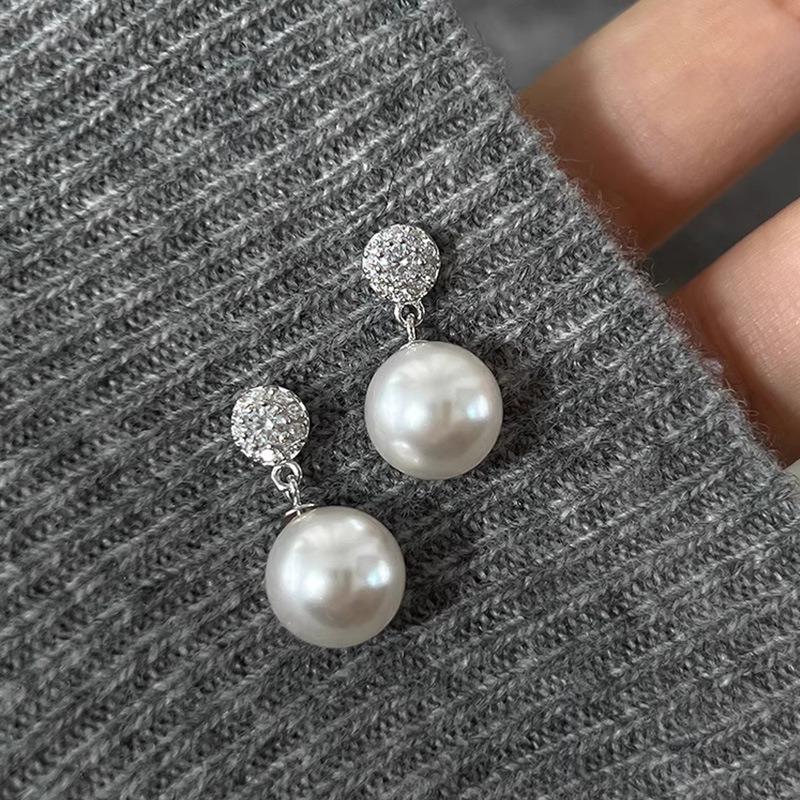 Simple Yet Elegant Pearl Earrings with A Touch of Sophistication. Luxurious Yet Niche, Featuring Tiny Inlaid Zirconia Stones.