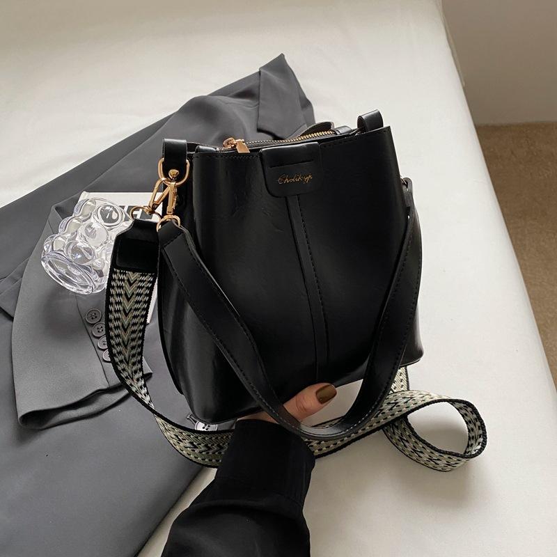 

This year s popular bucket bag women s new spring and summer niche design popular broadband shoulder messenger handbag чёрный