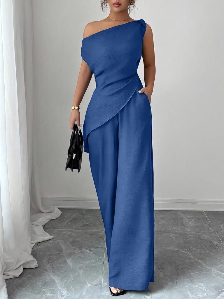 Elegantes einfarbiges Damen-Anzug mit einem Schulterträger und Reißverschlusstaschen an der Hose