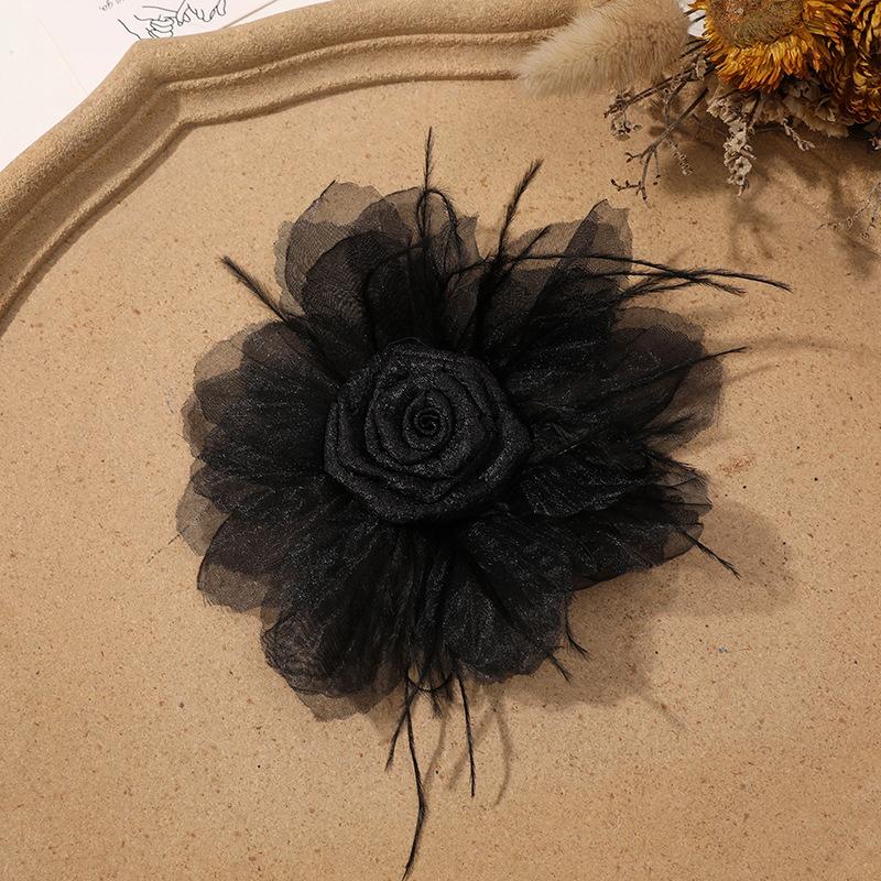 

Головной убор в виде броши-розы с перьями (Продается парами по 2 шт.)