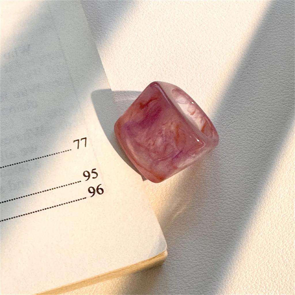 New Vintage Trendy Large Finger Rings For Women Exaggerated Amber Color Resin Temperament Geometric Finger Ring Punk Jewelry