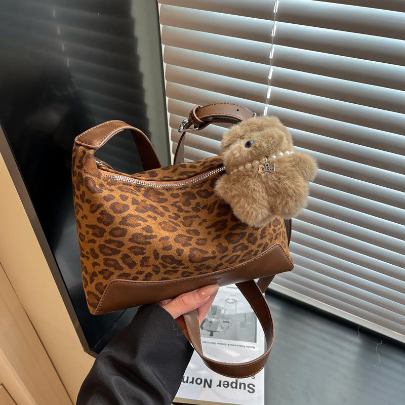 Underarm bag women's 2025 new trendy autumn and winter niche leopard print shoulder bag suede commuter messenger dumpling bag