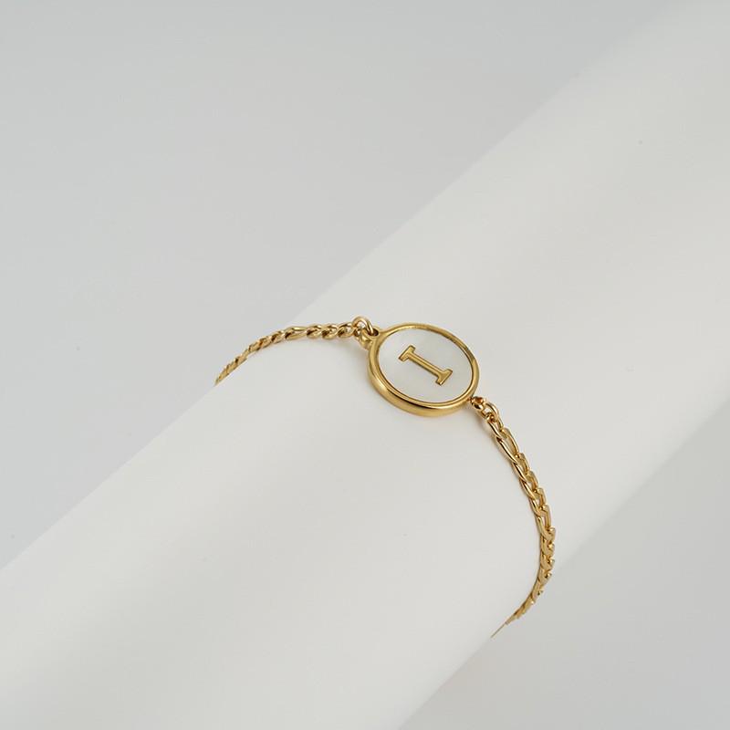 Pulsera Redonda de Acero Inoxidable 18K Europea con Letra para Mujer - Joyería de Mano Moderna y Elegante
