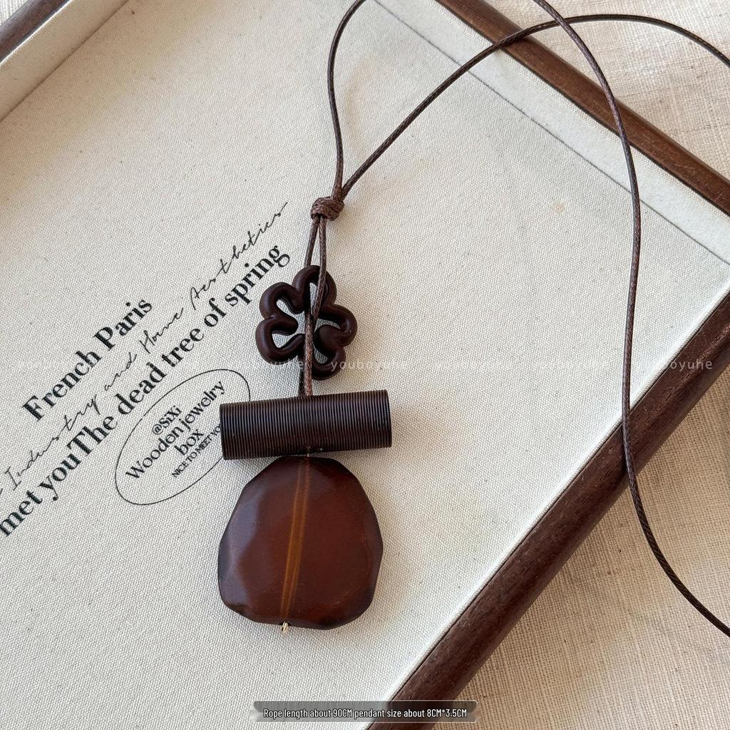 New Chinese-Style Water Drop Necklace: High-End Retro Sweater Chain, Simple and Versatile Accessory for Women.