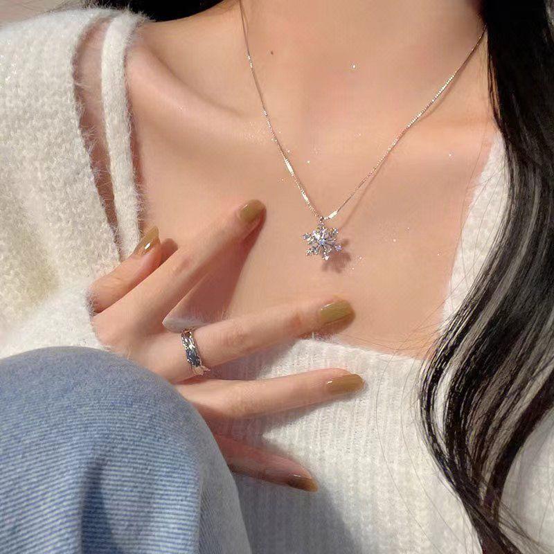 Unique design snowflake necklace women's sweater chain new high-end autumn and winter light luxury niche collarbone chain