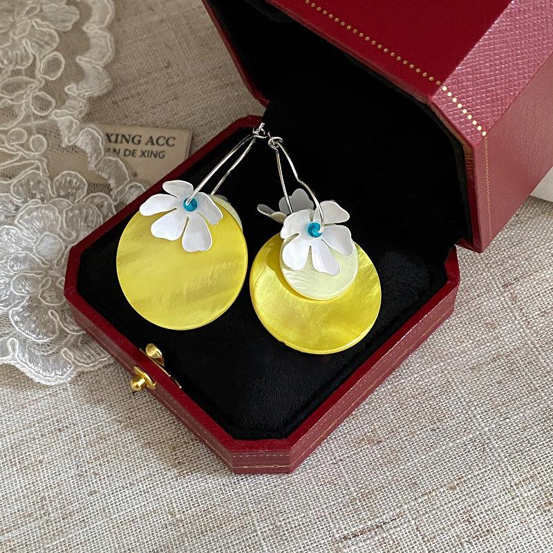 Round Shell Flower Pendant Earrings Simple Fashion Personalized Ear Buckle Versatile Temperament High-end Earrings Women