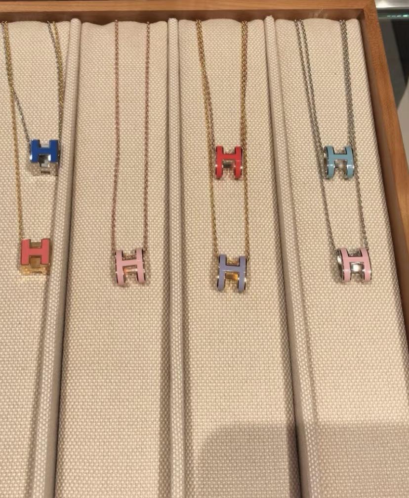 Dámský vysoce kvalitní smaltovaný náhrdelník Hermes s písmenem H, 18K růžové zlato, univerzální neblednoucí přívěsek na klíční kost