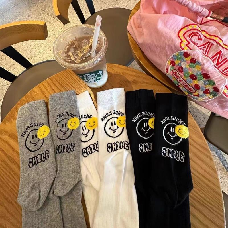 Dongdaemun Absatz Beflockte Gelbe Smiley Socken Herbst Schwarz-Weiß Alphabet Socken Reine Baumwolle Mittellange Socken