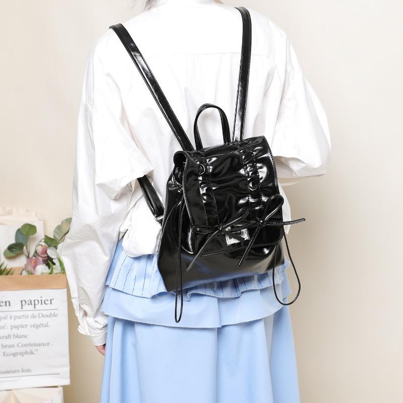 A Niche, Non-identical Soft Leather Schoolbag for High School Girls, A Multi-functional Bag for Shopping, and A Small Backpack