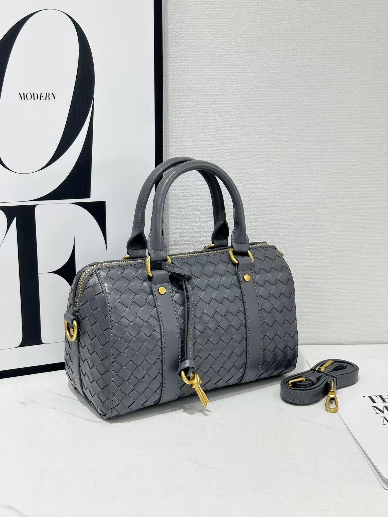 

Сумка из плетеной воловьей кожи Diamond, осень/зима 2025 г.: Универсальная сумка для бизнеса, поездок на работу, через плечо и через почтальона Conventional packaging (hardware without words) темно-серого