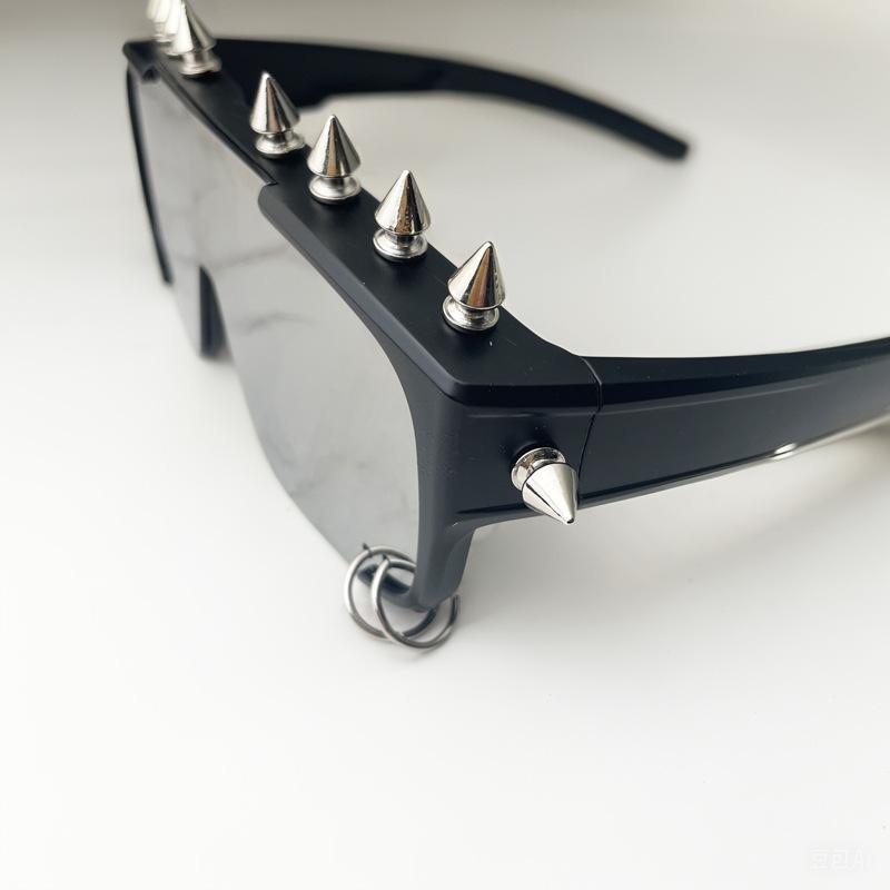 Unisex Punk Rivet Sunglasses Fashion Rock Style Eyewear
