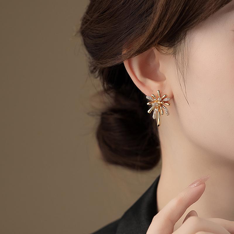 Gold Color Metal Micro-Set Zircon Flower Center Earrings Young Luxury Jewelry Suitable for Women's Party Wear Trendy Accessories