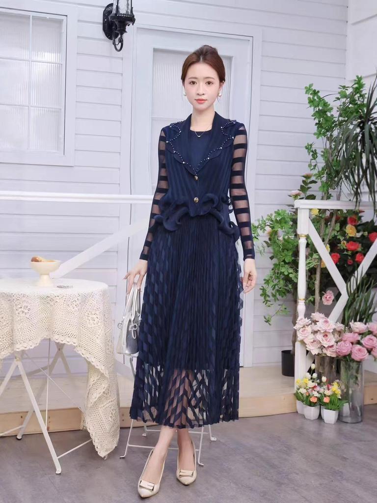 Robe Plissée à Volants Miyake avec Col Tailleur et Design Double-Boutonnage Cintrée à la Taille