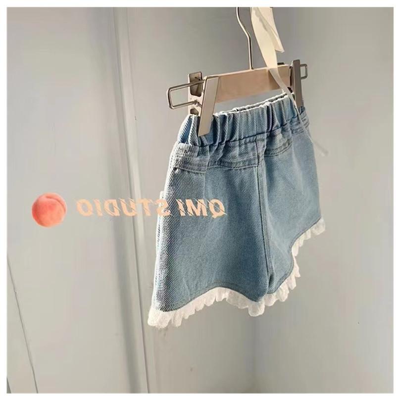 Children's denim shorts medium and large children's baby pants real pocket girls' shorts are sent on behalf of one piece.