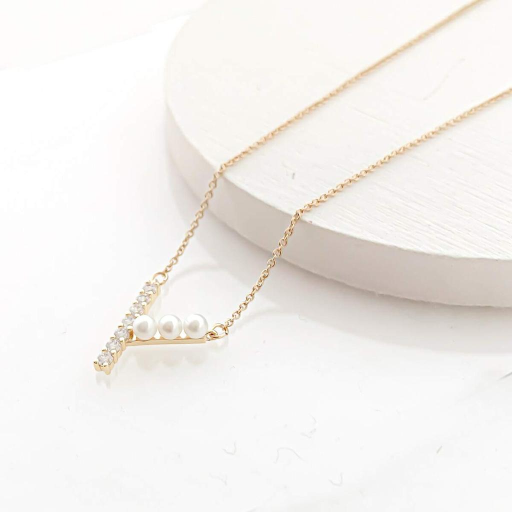 NAOTJEWELRY Women's Cubic Zirconia Pearl Gold CZ&Pearl V Necklace