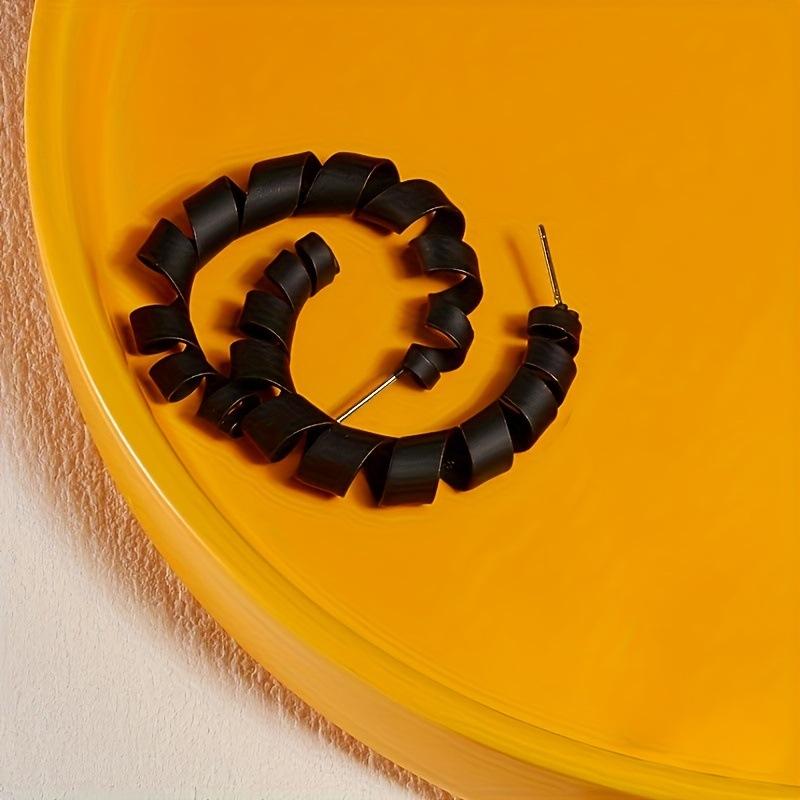 A pair of solid color spiral curl shaped earrings suitable for ladies and girls party vacation New Year gift