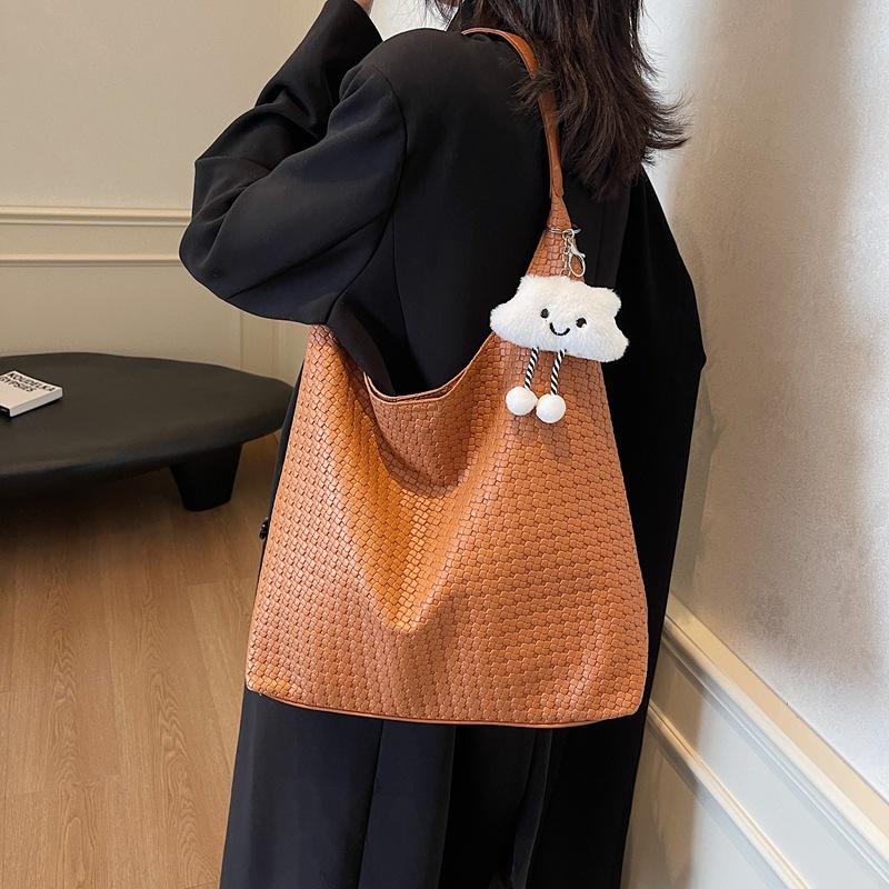 This Year's Popular Solid Color Trendy Shoulder Bag 2025 New Autumn Backpack Fashionable Large-capacity Messenger Bag Pendant