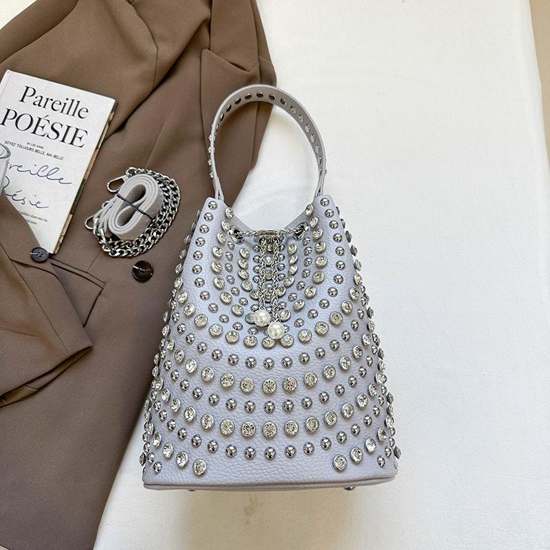 

Модные женские сумки-тоут, осенние новые повседневные сумки-ведра, персонализированные трендовые и крутые сумки-подмышки с заклепками в горошек